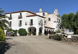 Exterior de Bodegas Medina, junto a la carretera N-432, en el término de Puebla de Sancho Pérez.