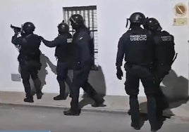 Agentes de la Guardia Civil en el momento de acceder a una de las viviendas registradas durante la 'Operación Hawk Temple'.