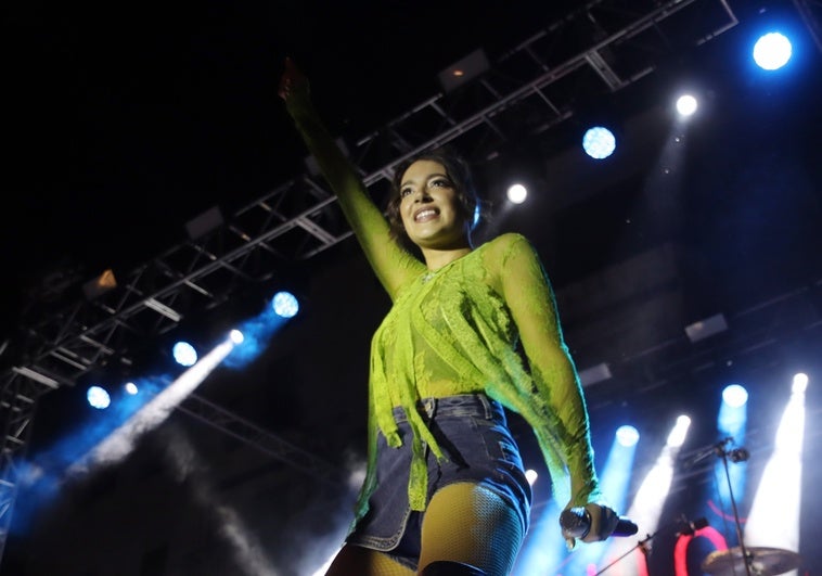 Ana Guerra encandiló a miles de placentinos en la Plaza Mayor, muchos de ellos muy jóvenes.