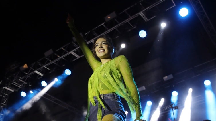 Ana Guerra encandiló a miles de placentinos en la Plaza Mayor, muchos de ellos muy jóvenes.