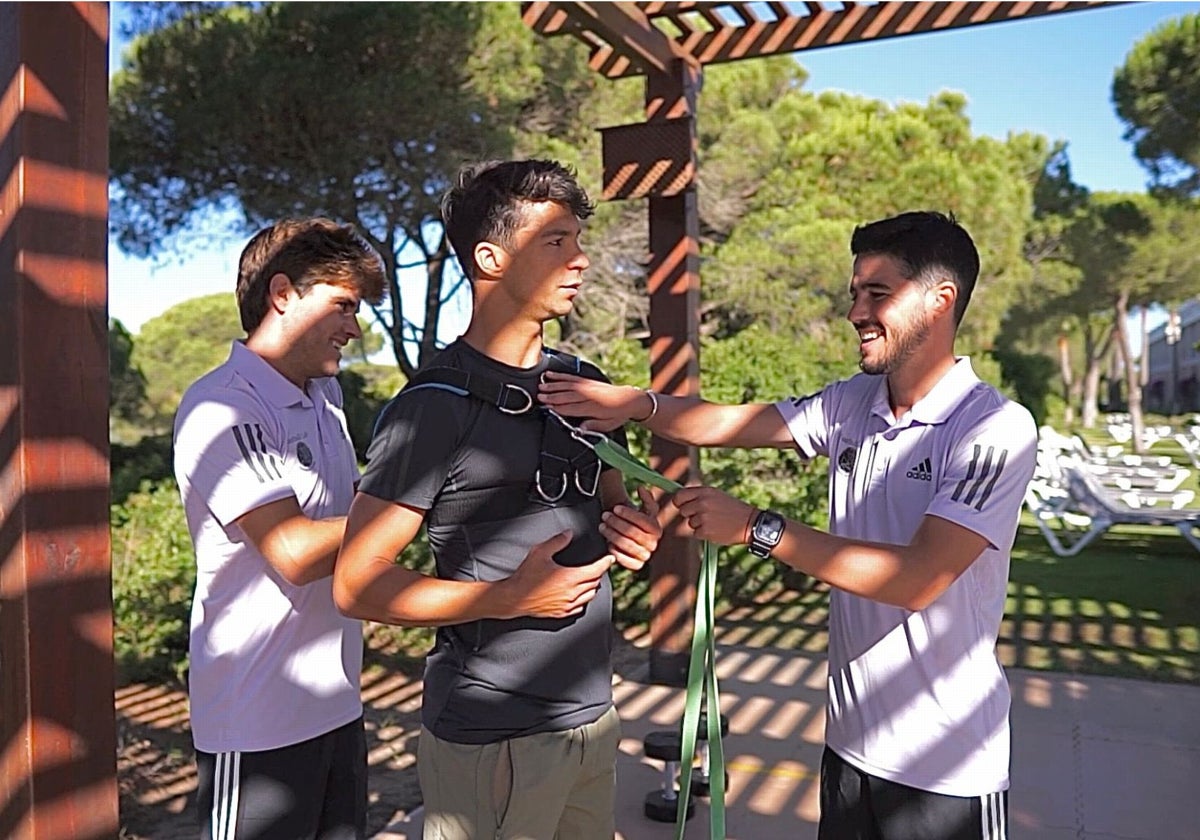José Ortega (derecha) trabajando con el jugador extremeño Oliver Torres (centro).
