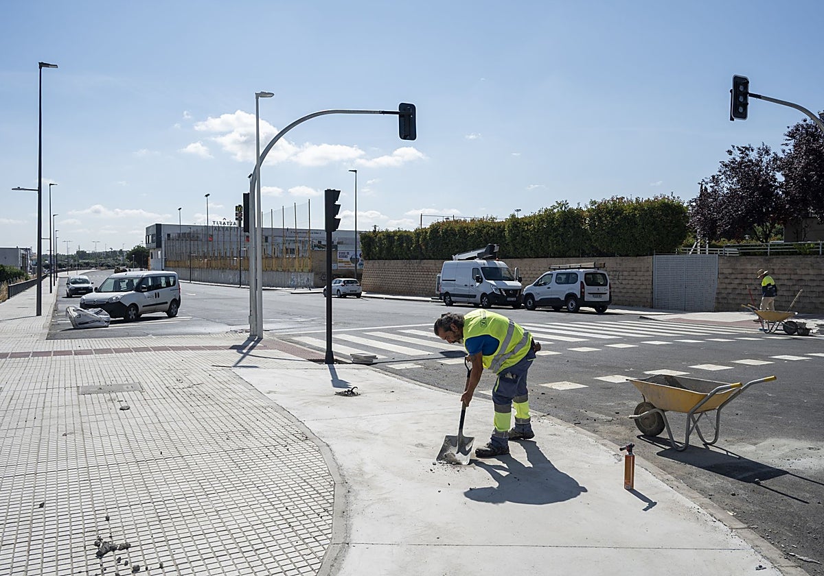 Los operarios llevan a cabo los últimos remates en Ricardo Carapeto.