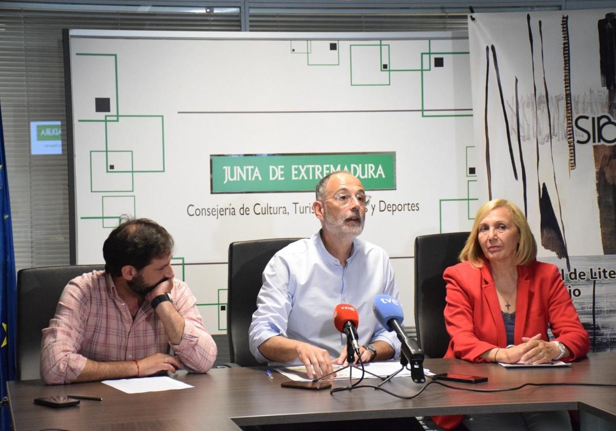 El secretario general de Cultura, Francisco Palomino, interviene este viernes durante la presentación del festival en Mérida.