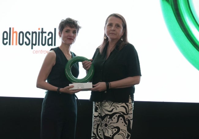 Recibiendo el premio a 'Autónoma del año' de ATA de manos de Raquel del Puerto, presidenta de la Diputación de Badajoz.