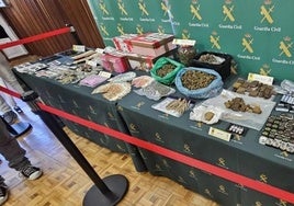 Droga y dinero intervenidos por la Guardia Civil.