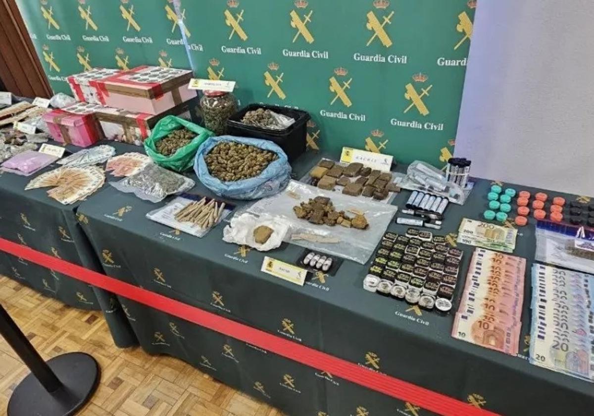Droga y dinero intervenidos por la Guardia Civil.