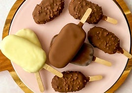 Helados estilo Magnum con distintas coberturas