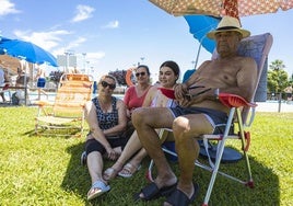 Manolo Hernández junto a sus amigas a quiénes conoció hace cuatro años en la piscina.