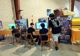 Las consolas con las últimas novedades en videojuegos protagonizan la caseta para adolescentes.
