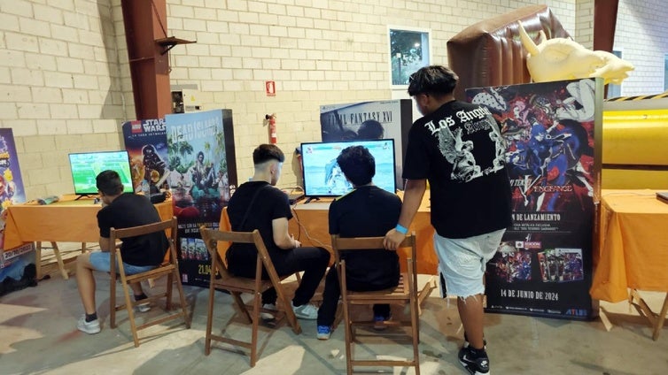 Las consolas con las últimas novedades en videojuegos protagonizan la caseta para adolescentes.