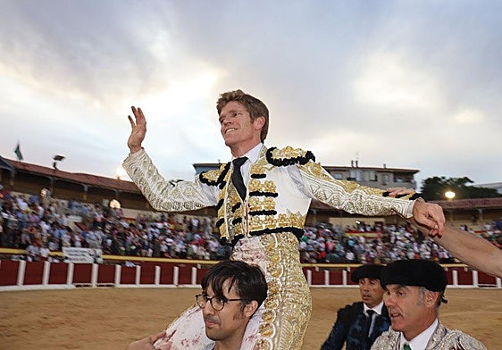 Borja Jiménez, a hombros en el coso de Las Golondrinas.