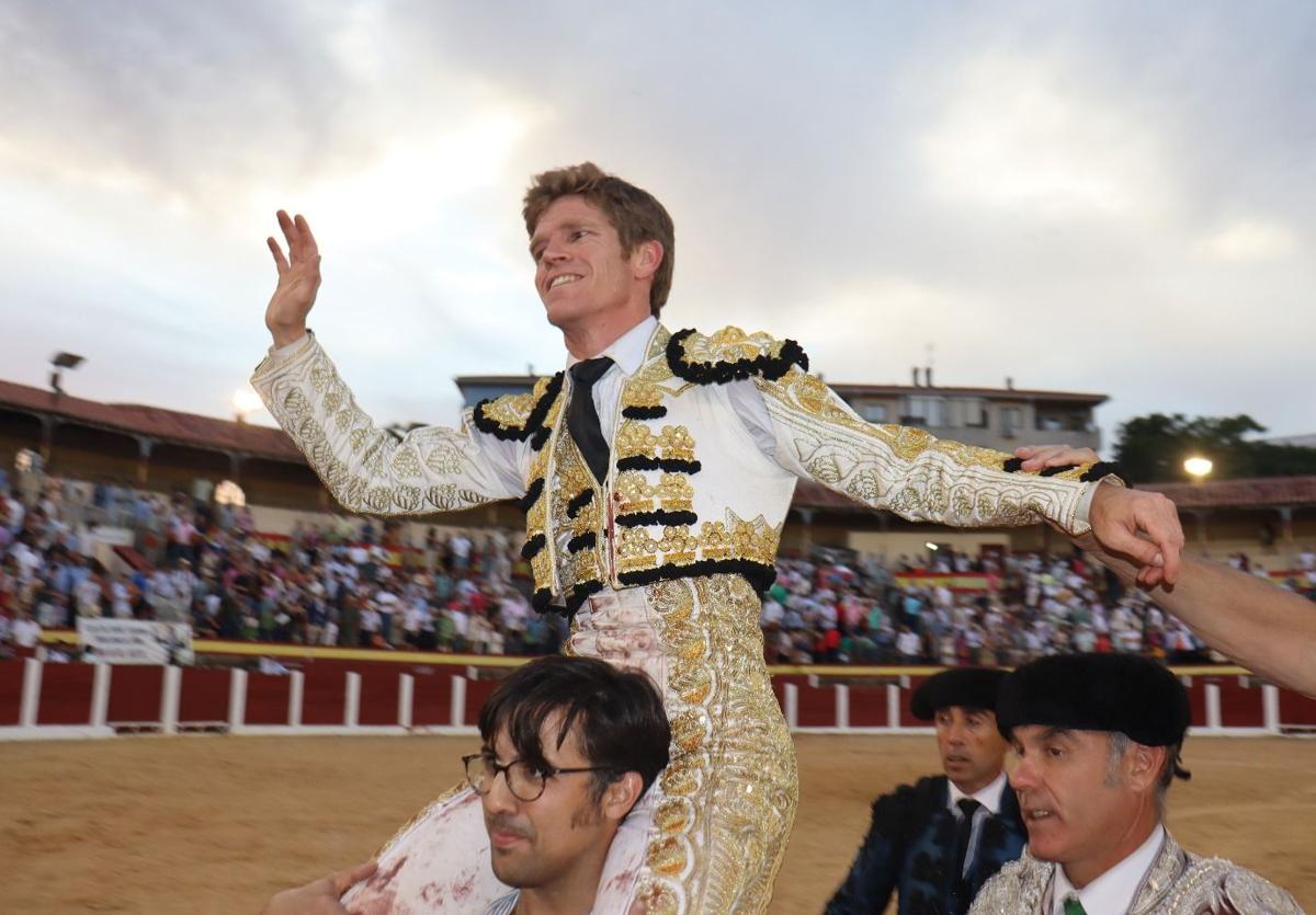 Borja Jiménez, a hombros en el coso de Las Golondrinas.