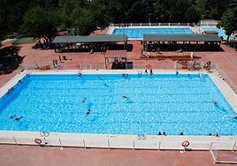 Imagen de archivo de las piscinas de verano de la Ciudad Deportiva de Cáceres.