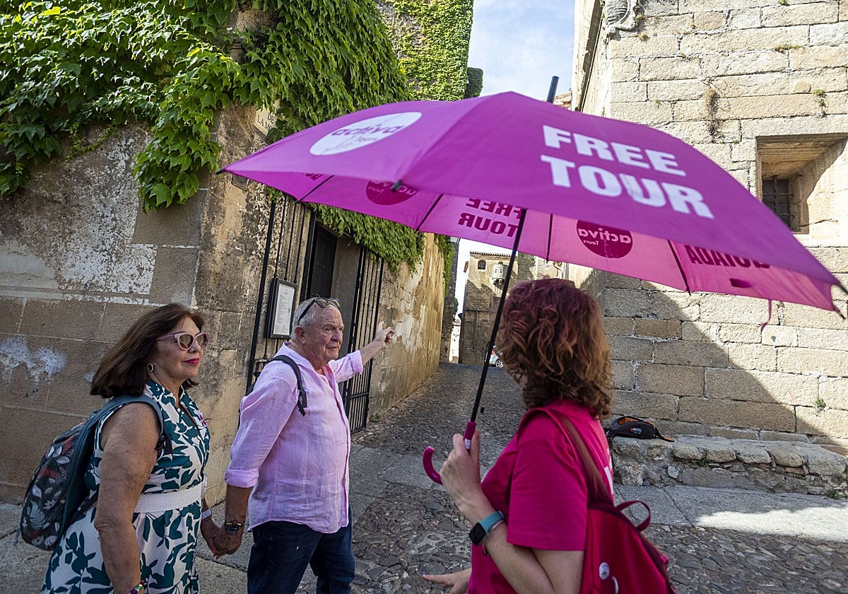Una pareja realiza un 'free tour' por la parte antigua de Cáceres. La foto está tomada este viernes en la plaza de San Mateo.