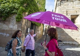Una pareja realiza un 'free tour' por la parte antigua de Cáceres. La foto está tomada este viernes en la plaza de San Mateo.