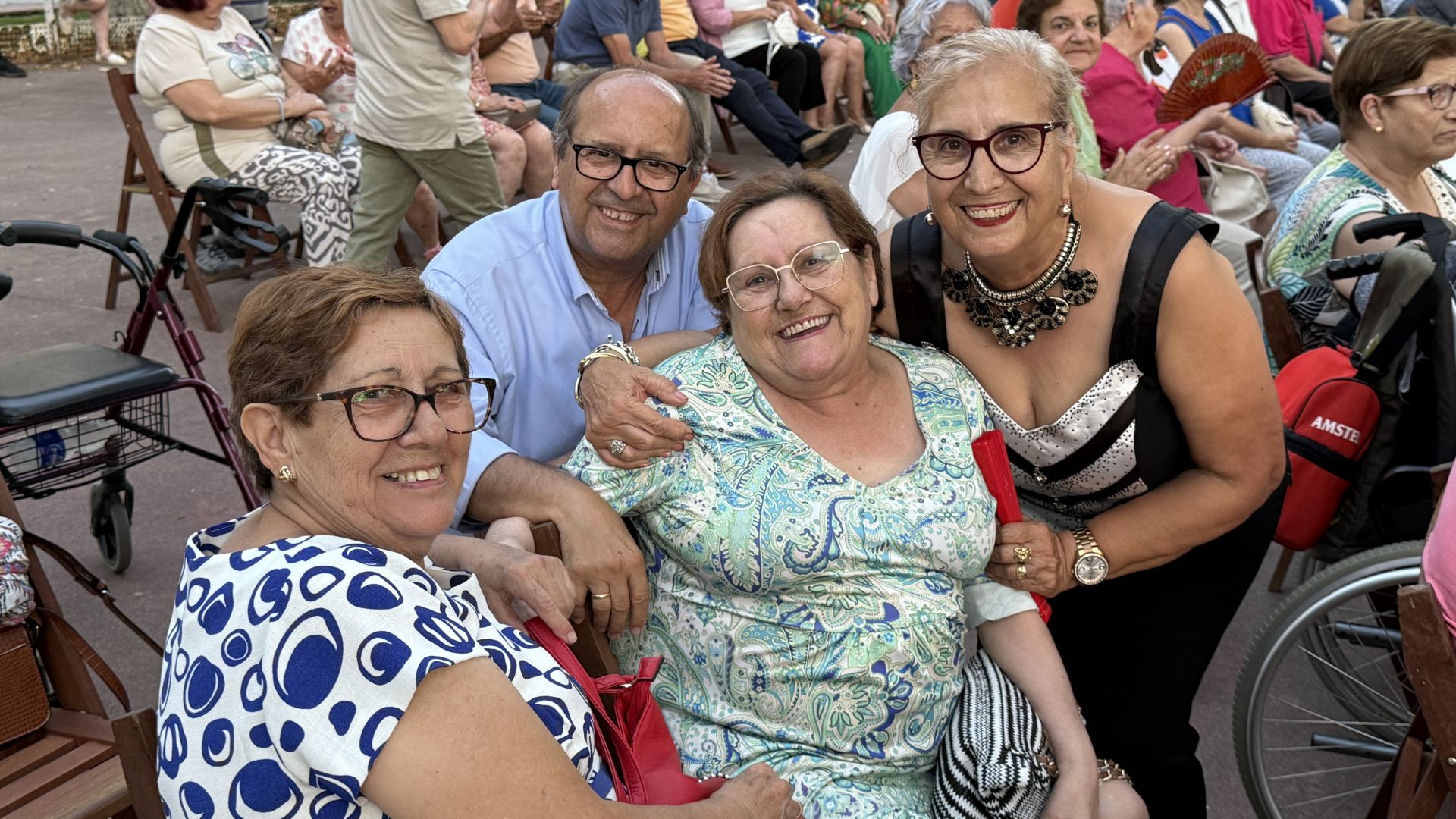 Fotos | Los mayores disfrutan en la verbena de la feria