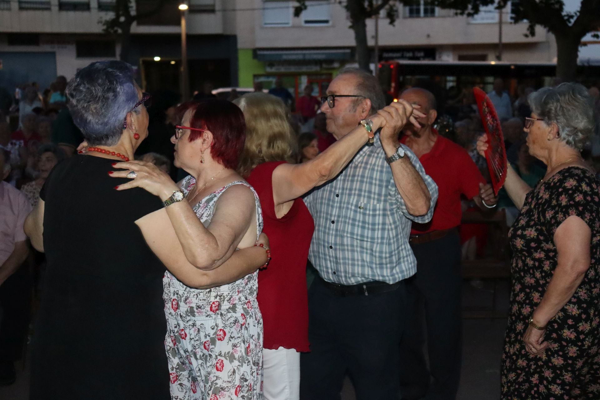 Fotos | Los mayores disfrutan en la verbena de la feria