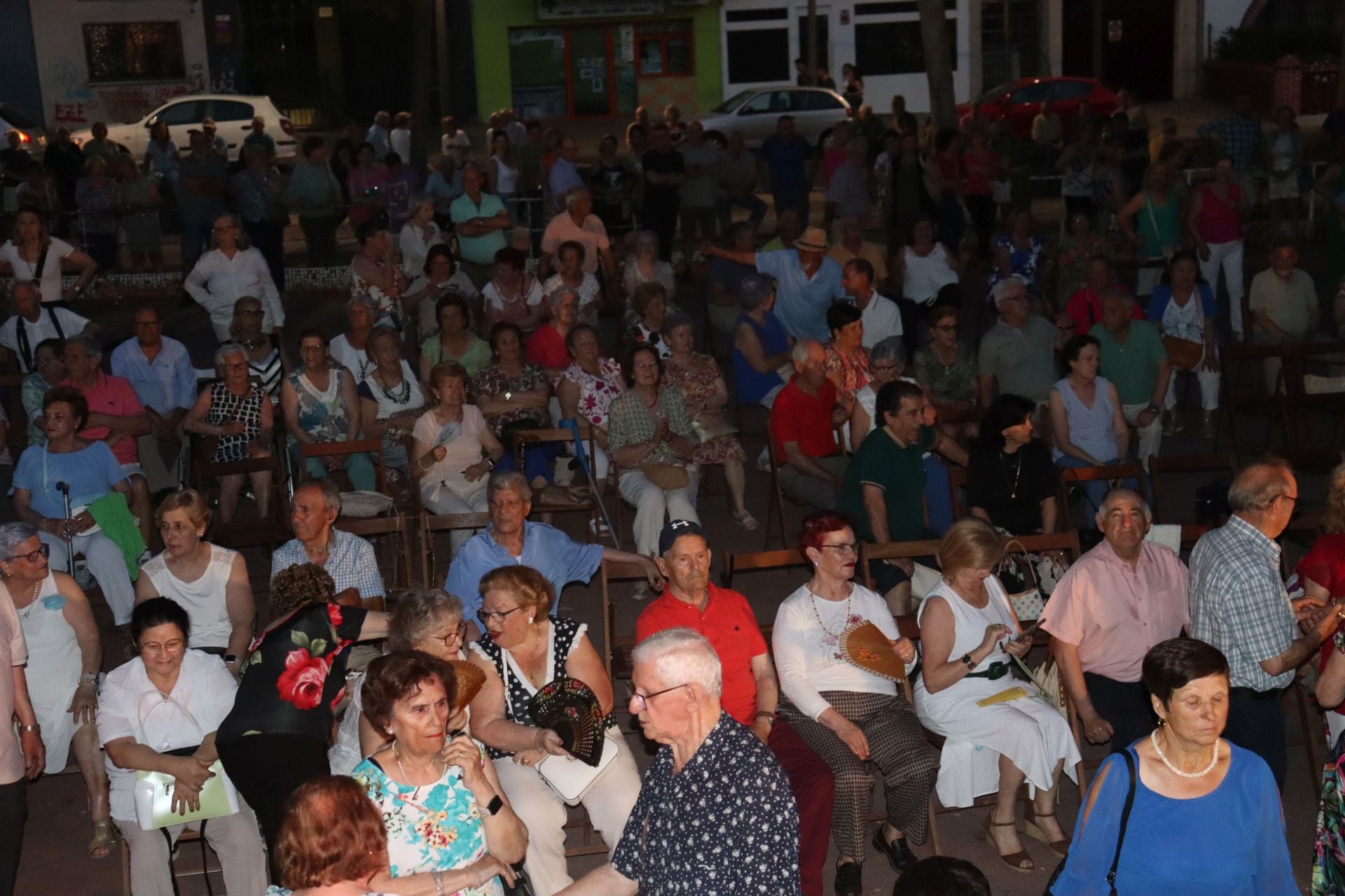 Fotos | Los mayores disfrutan en la verbena de la feria
