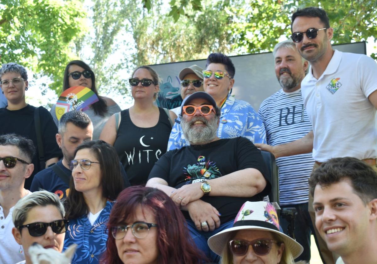 Bob Pop, en el centro, tras su pregón en el parque de las Siete Sillas de Mérida.