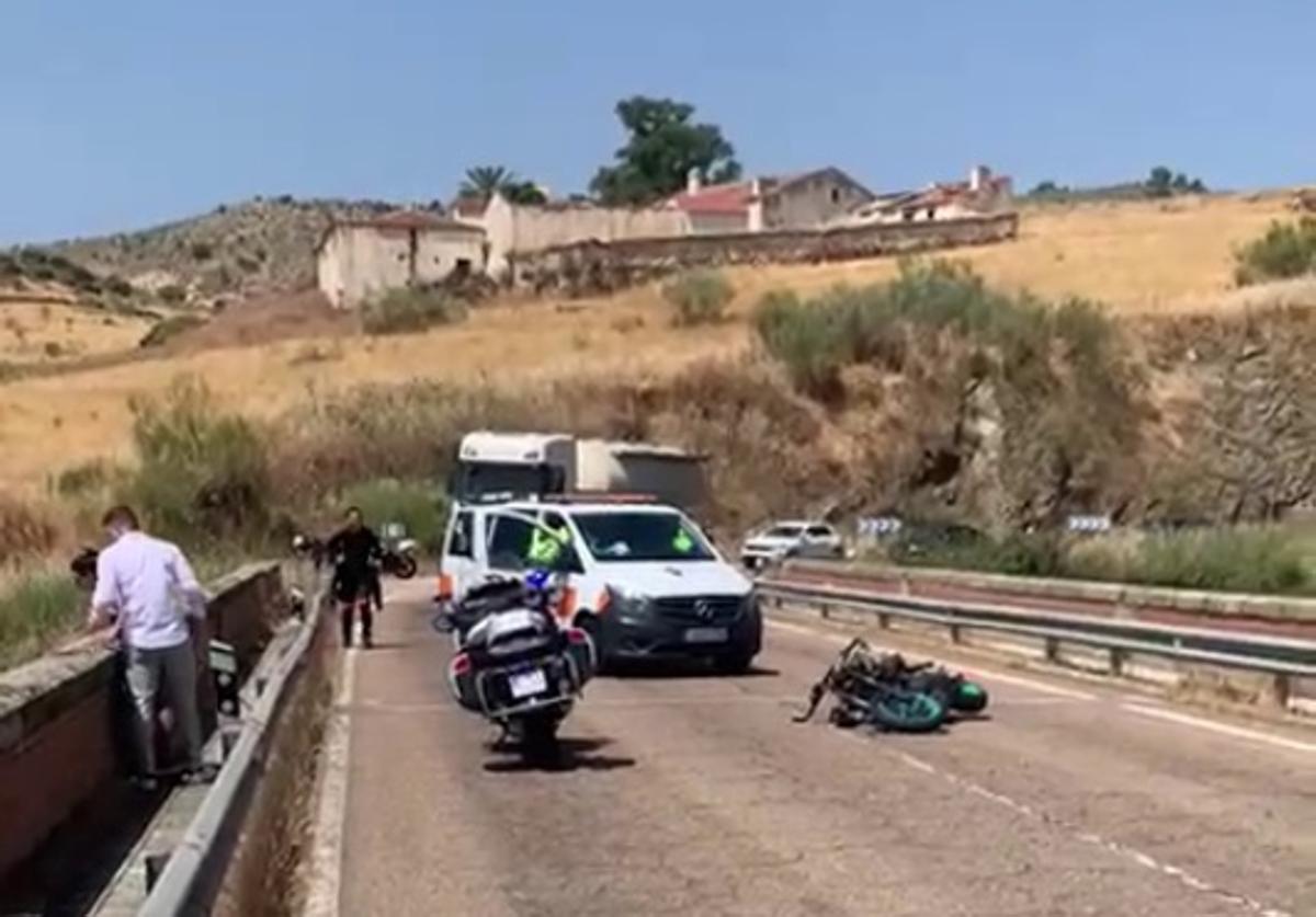 La moto se salió de la carretera y cayó al río Ardila.