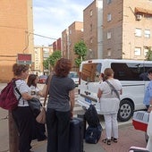 Pasajeros subiendo a uno de los taxis contratados por Renfe para trasladarles desde Puertollano a la región.