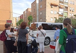 Pasajeros subiendo a uno de los taxis contratados por Renfe para trasladarles desde Puertollano a la región.