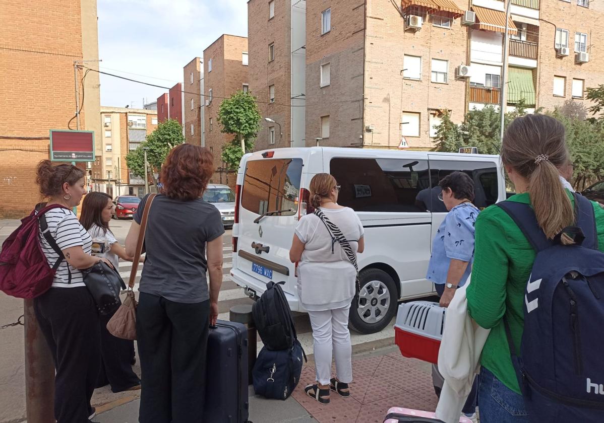 Pasajeros subiendo a uno de los taxis contratados por Renfe para trasladarles desde Puertollano a la región.
