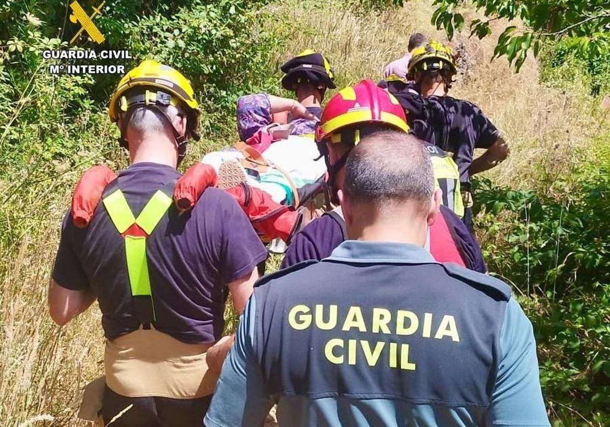 Rescate de una senderista accidentada en Navaconcejo, este domingo.