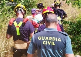 Un momento del rescate de la mujer accidentada en Navaconcejo.