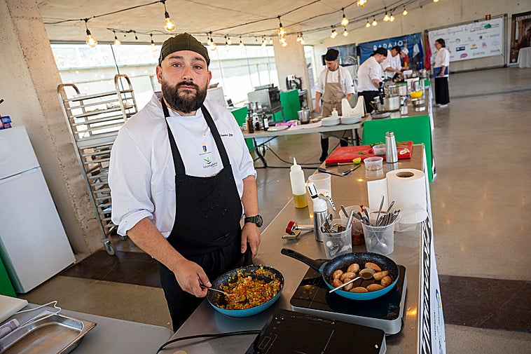 El chef de Señor Pato, Francisco Sayago, durante una de las elaboraciones del concurso.