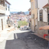 El abuelo de Camelia, en la calle Calzada de San Lázaro, donde se produjo el tiroteo.