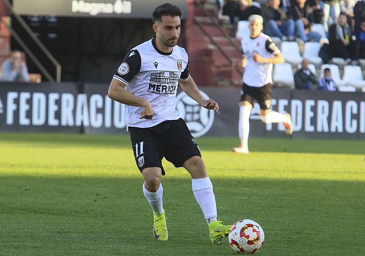 Carlos Doncel en el duelo ante el Alcorcón en el Romano.