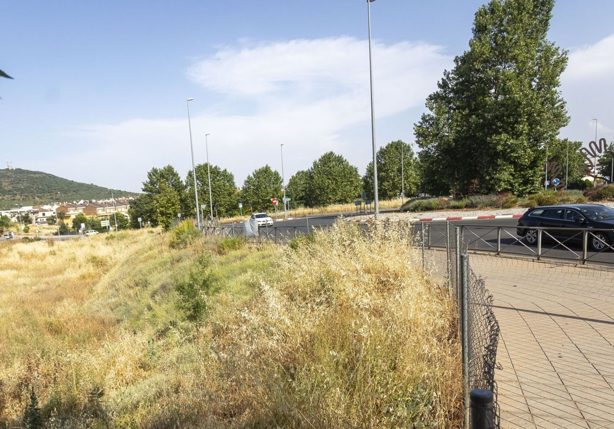 Glorieta de Maltravieso con los terrenos del futuro parking en superficie al fondo.