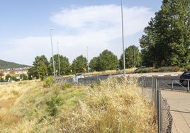 Glorieta de Maltravieso con los terrenos del futuro parking en superficie al fondo.