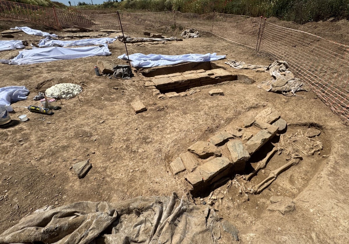 Algunos de los enterramientos de origen romano encontrados en las obras de construcción de la depuradora de Villafranca de los Barros.