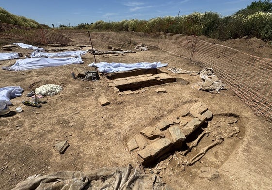 Algunos de los enterramientos de origen romano encontrados en las obras de construcción de la depuradora de Villafranca de los Barros.