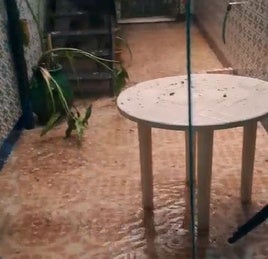 Patio inundado tras la fuerte tormenta en Don Benito.