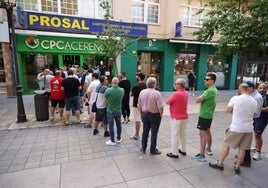 Colas en la tienda oficial en los primeros días de campaña de abonados.