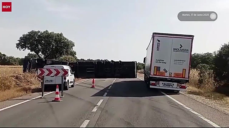 Un camión vuelca en la carretera que une Cáceres con Badajoz