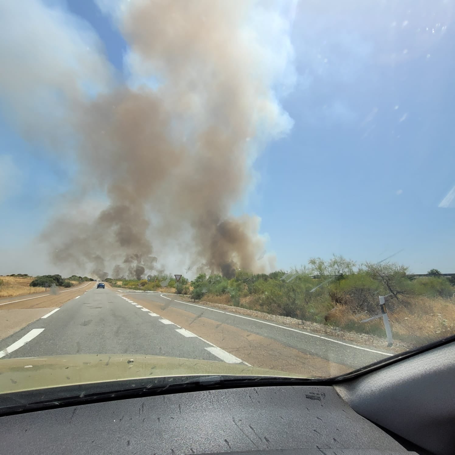 La columna de humo producida por el incendio es visible a kilómetros de distancia.