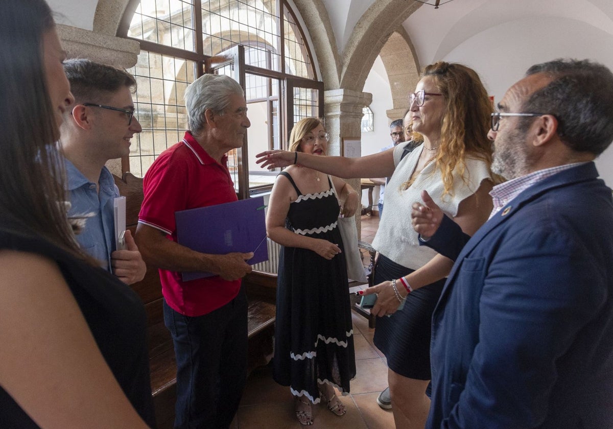 Zoraida Hijosa y Miguel Ángel Morales conversan con Pedro Díaz Muñoz este martes en la Diputación.