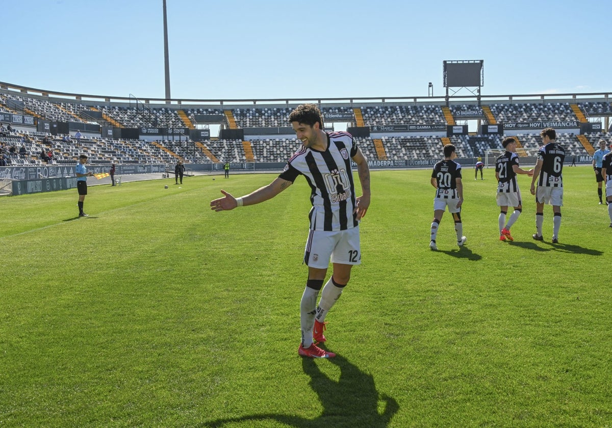 Broja Domingo celebra un gol del Badajoz la pasada temporada.