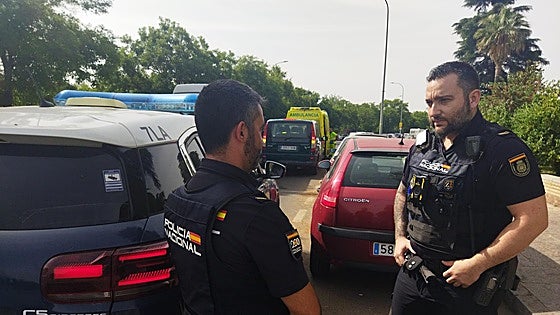 Dos policías nacionales reaniman a una mujer que se desplomó junto al Puente de San Roque