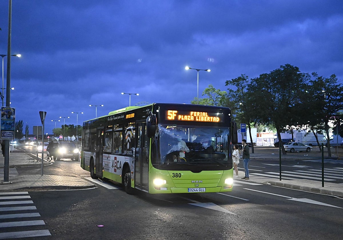 Autobuses urbanos en el ferial de Caya.