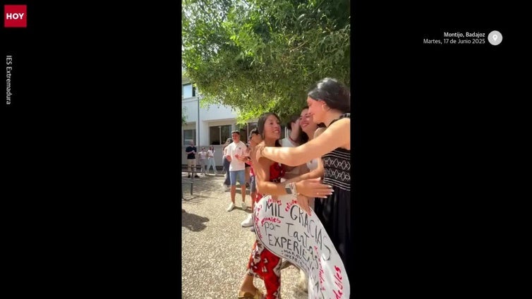 La emotiva despedida de un instituto a una profesora extremeña que vuelve a casa tras nueve años