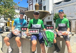 Julián Antúnez y Santiago Aspano, campeones de Extreemadura de maratón, junto a Ramón Núñez, subcampeón júnior.
