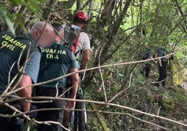 Agentes de la Guardia Civil acompañan al ciclista tras localizarlo.