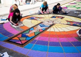 Las alfombras efímeras del Corpus Christi cubrirán San Vicente de Alcántara este fin de semana
