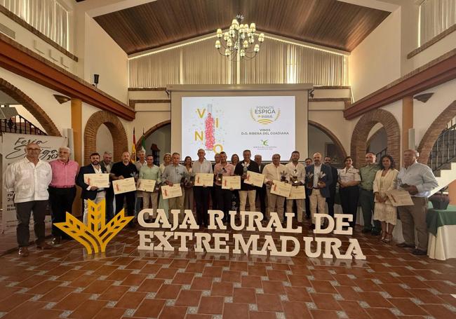 Foto de familia de la entrega de galardones a los mejores vinos de la región.