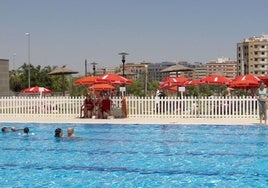 Imagen de archivo de bañistas en la piscina de San Rque.